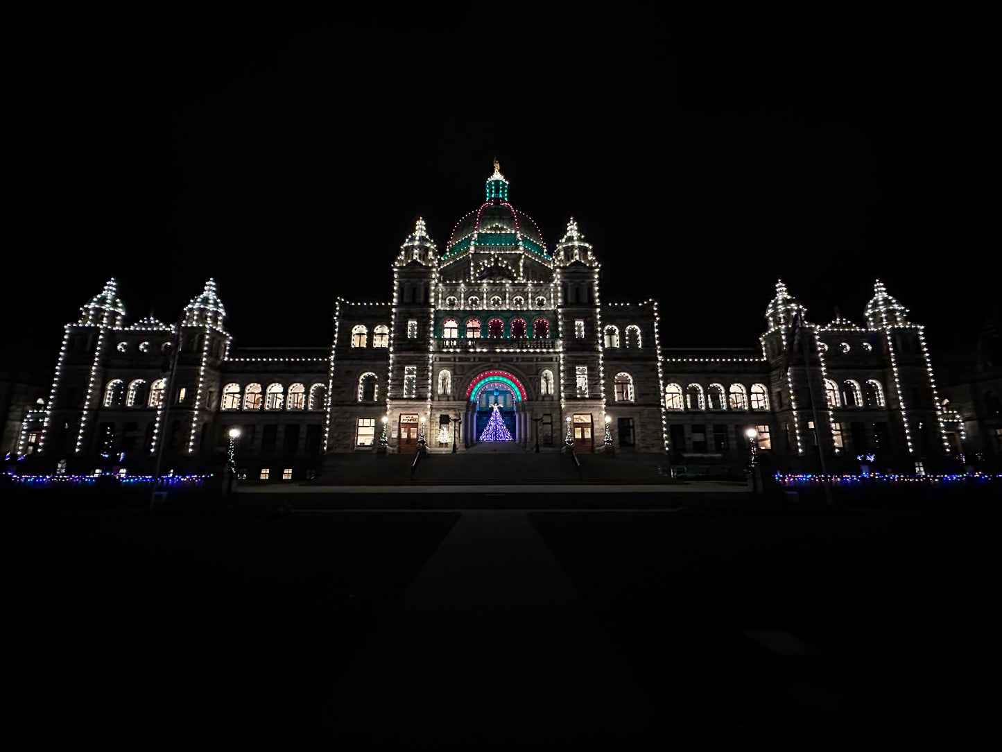 Victoria BC | 4-Hour Butchart Gardens Christmas Lights & City Private Tour - Olynpix Tours & Transportation